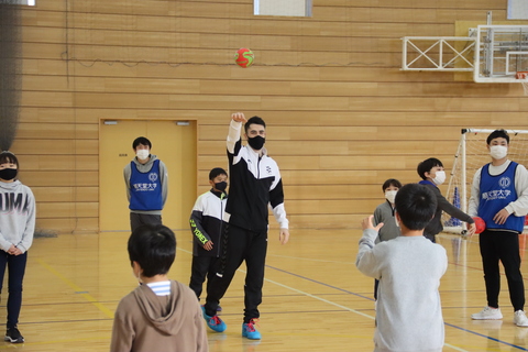 土井レミイ杏利選手ハンドボール指導