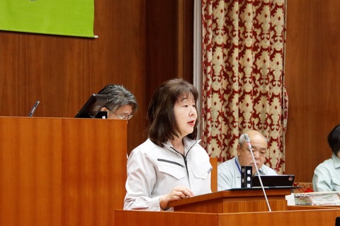 議会でゼロカーボンシティを宣言する平山町長